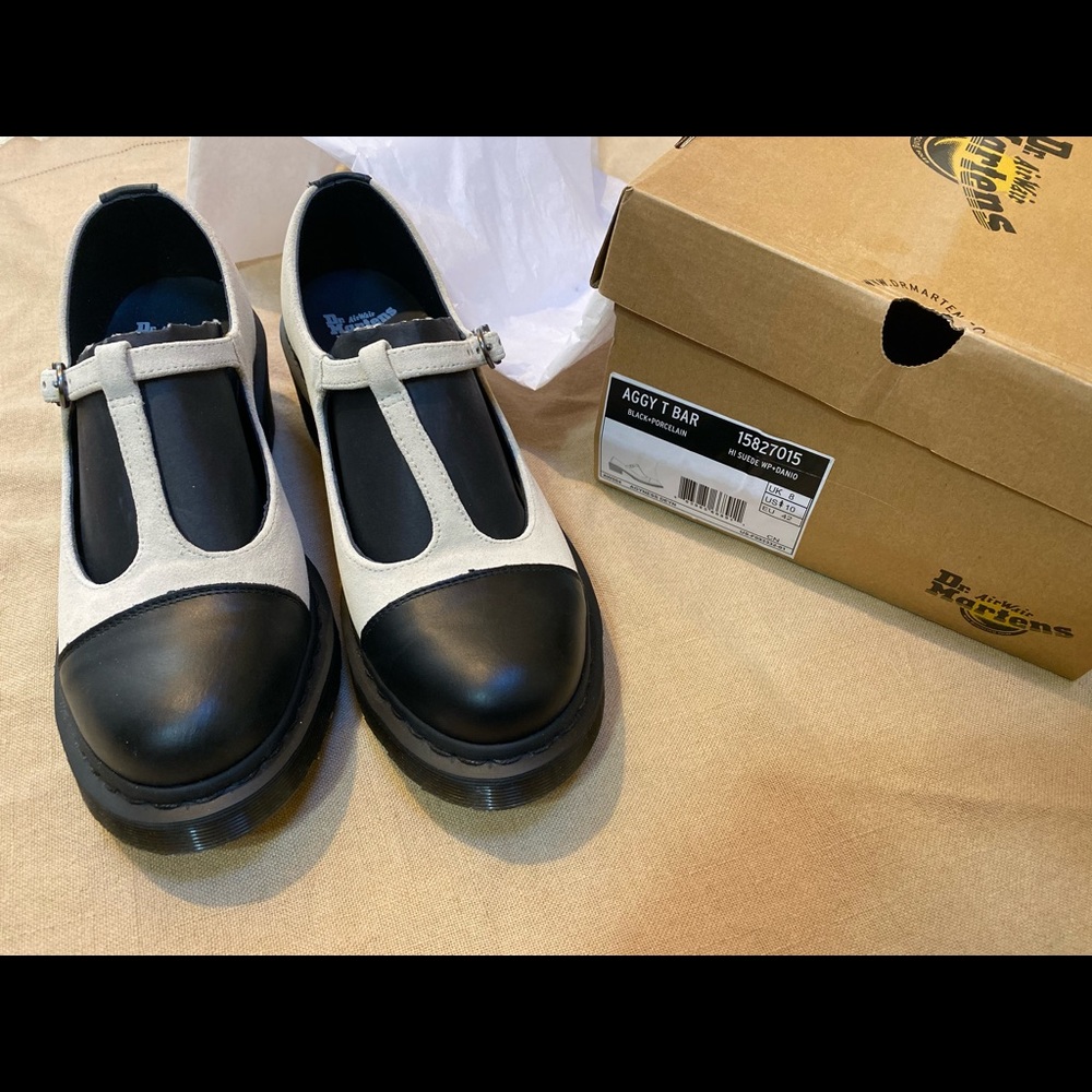 BNIB Dr. Martens Aggy T Bar - Black+Porcelain